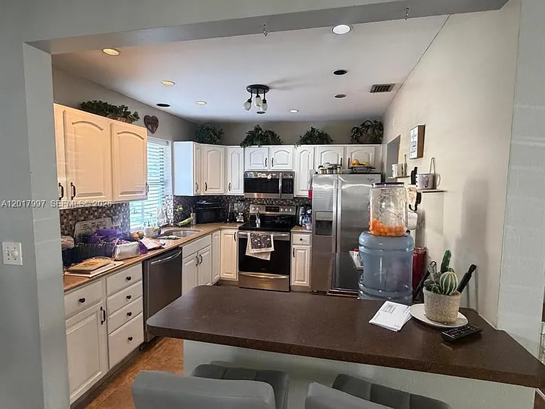 621 SW 71st Ter — Photo 3