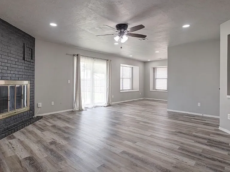 2505 Greenfield Dr — Photo 3