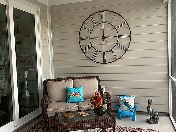 screened in patio w/speakers