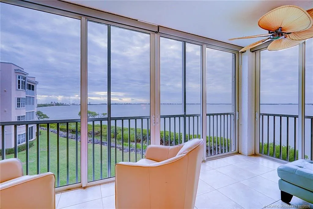 2 bed, 2.0 bath, 1204 sqft, $2,450 — Photo 2