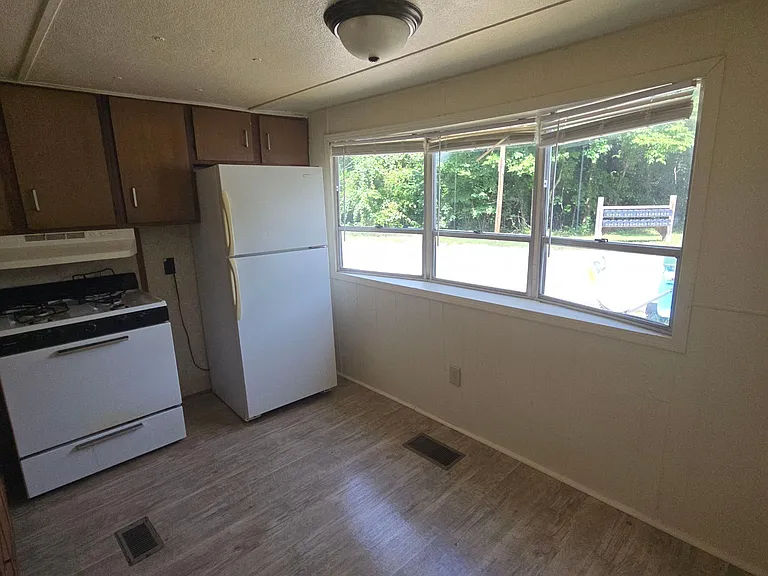 93 Oakwood Cir #8 — Photo 3