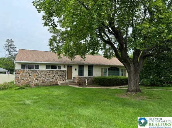 28 S 9th St, Coopersburg, PA 18036