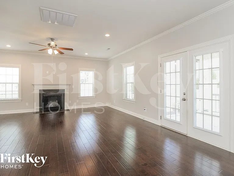 127 Phoenix Ct — Photo 3
