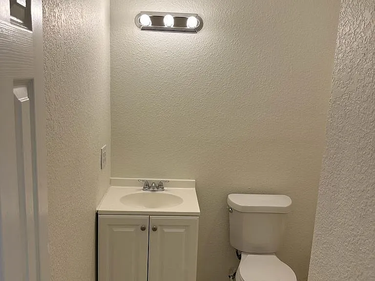 225 Brook Cir — Photo 16
