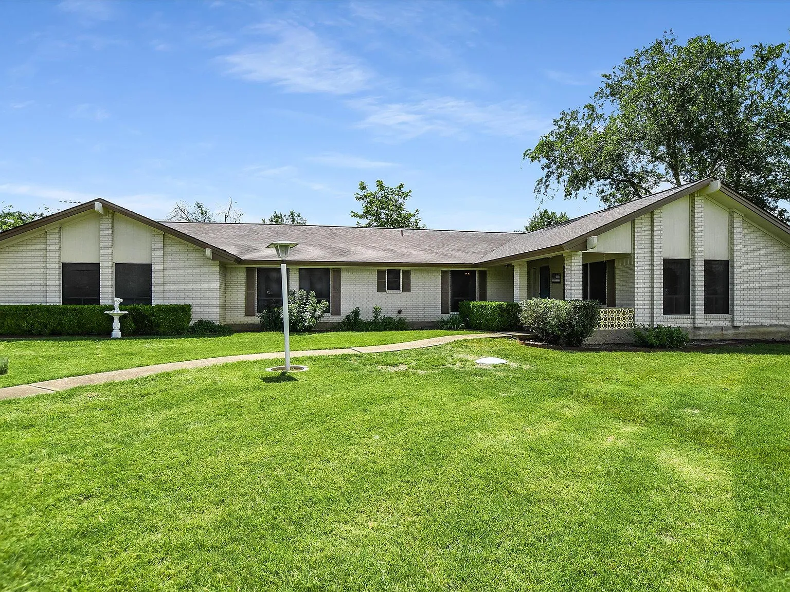 4 bed, 2.5 bath, 2136 sqft, $3,000 — Photo 1