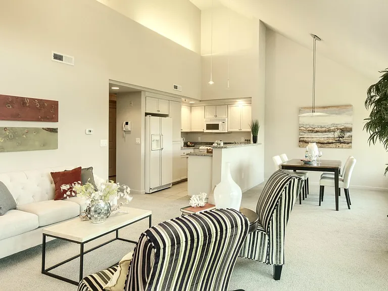 11011 NE 12th St #606 — Photo 3
