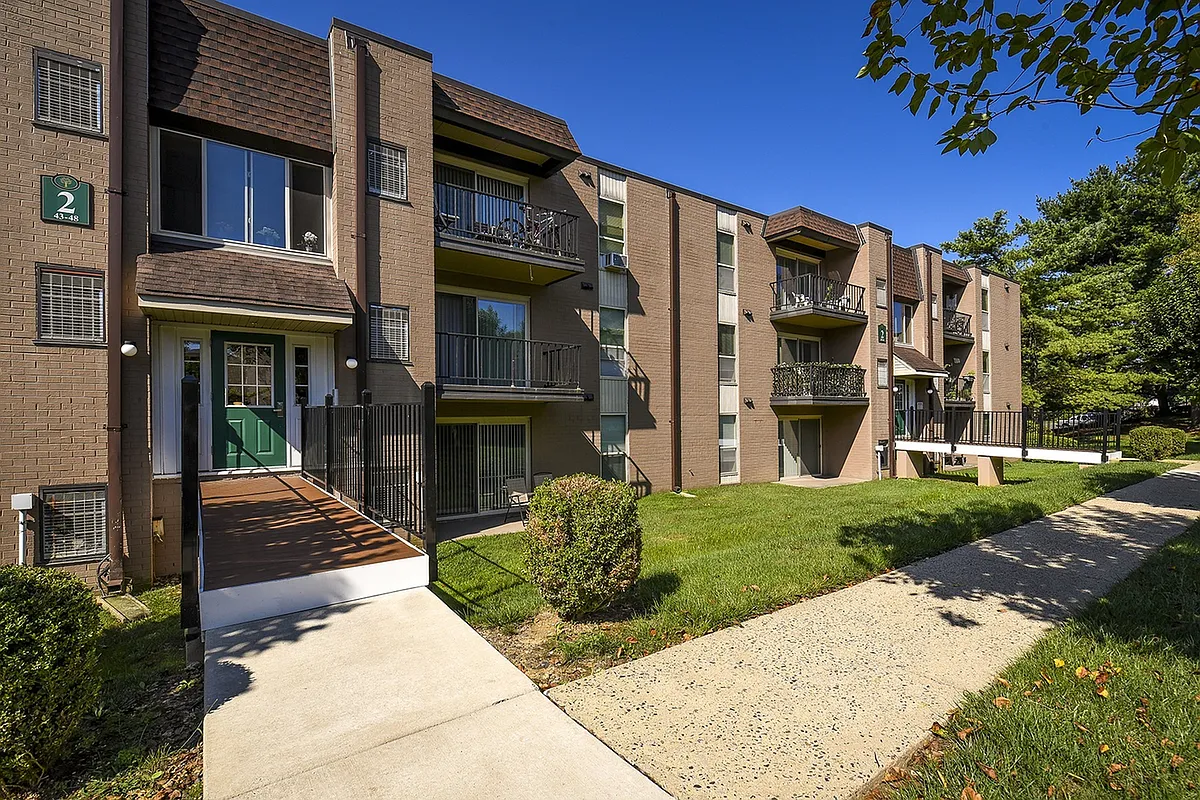 Residential Building - Summit Trace Apartments