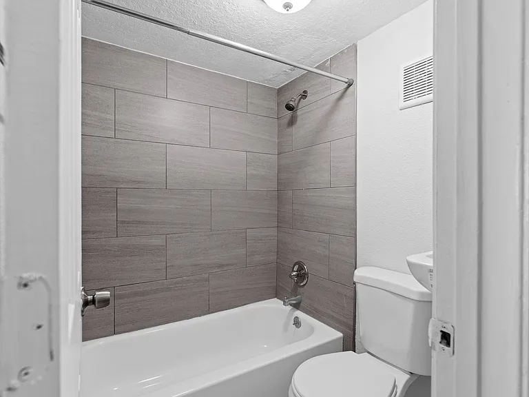 Colonial Drive Apartments — Photo 24