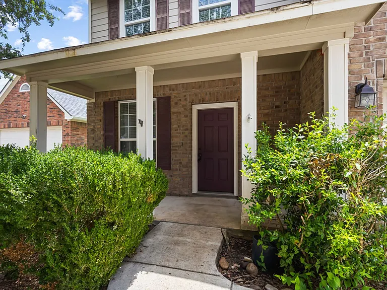 157 Carmel Dr — Photo 3
