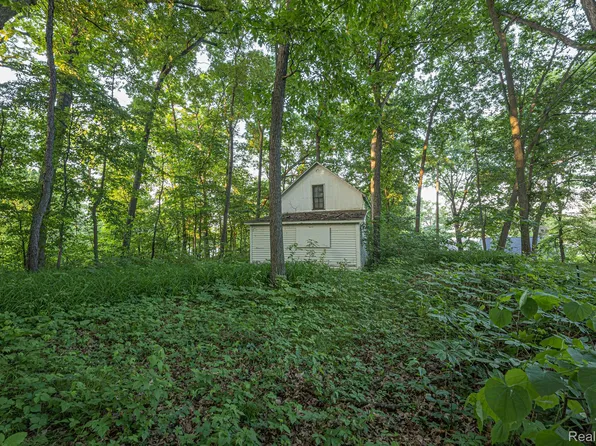 10239 Kress Rd, Pinckney, MI 48169
