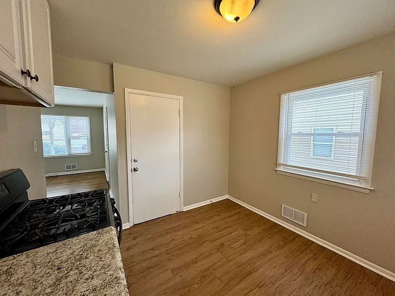 8129 W Villard Ave — Photo 7