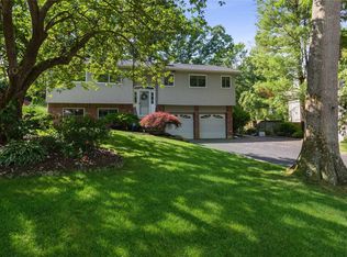 14 Harding St, Smithtown, NY 11787