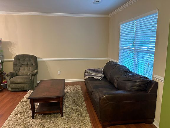 4th image of 504 Farm House Ln