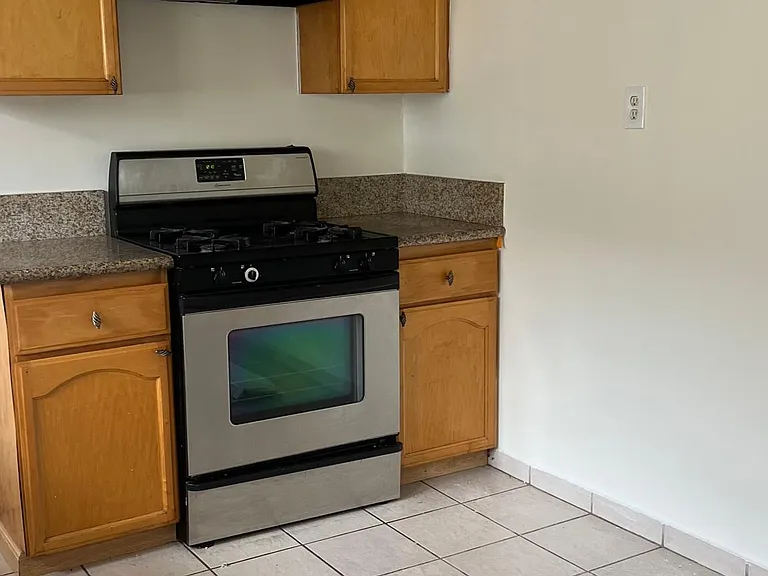 1116 Irving Ave — Photo 5