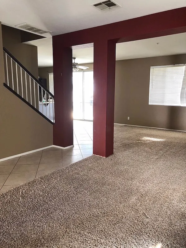 Gorgeously upgraded 4 bedroom home in Hunter's Ridge — Photo 3