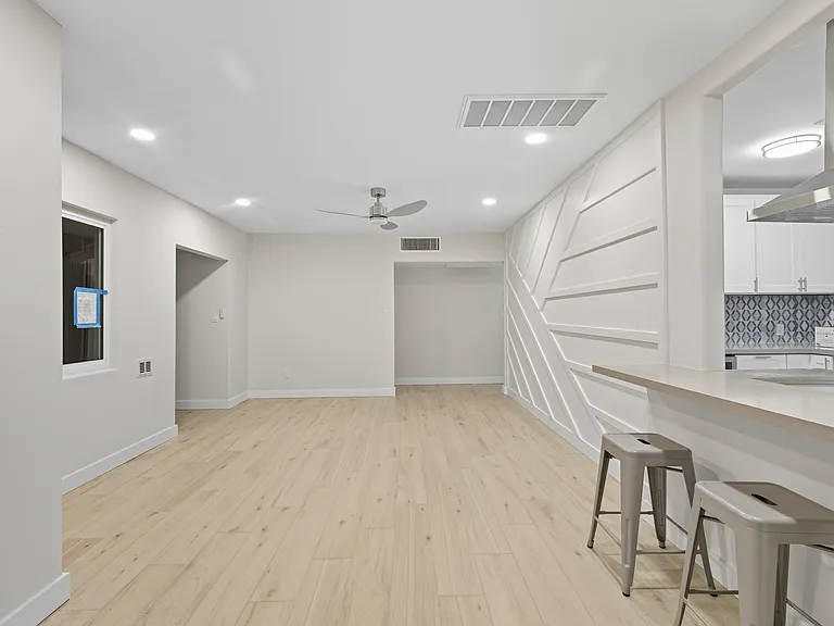 1630 E Catalina Dr — Photo 3