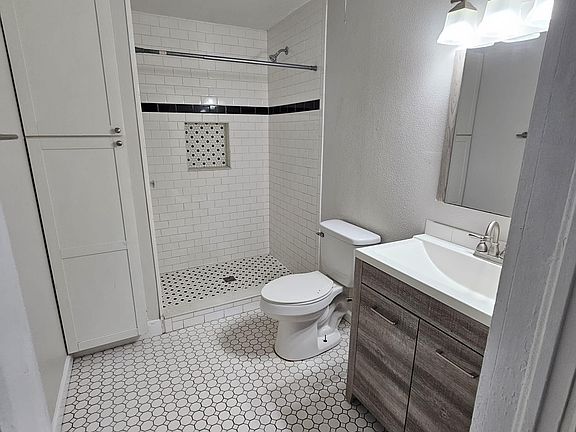 3rd image of 220 N Beaumont Ave APT 1