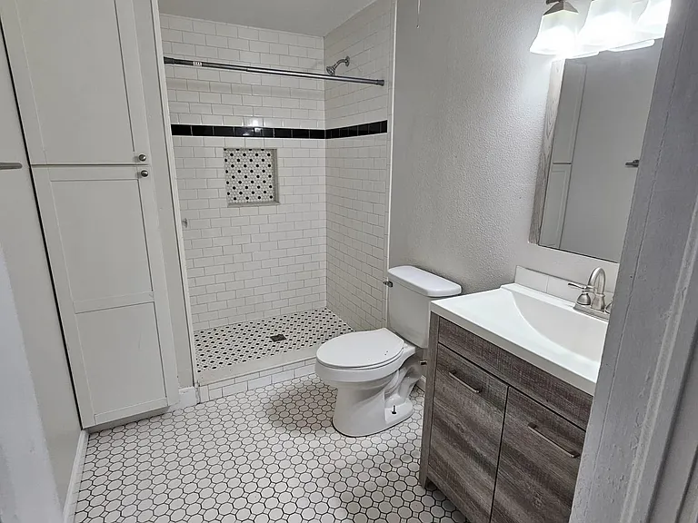 220 N Beaumont Ave #1 — Photo 3