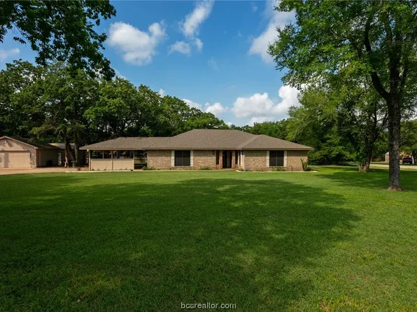 7108 Oak Forest Dr, Bryan, TX 77808