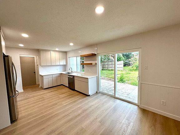 4th image of 2303 Southcrest Dr
