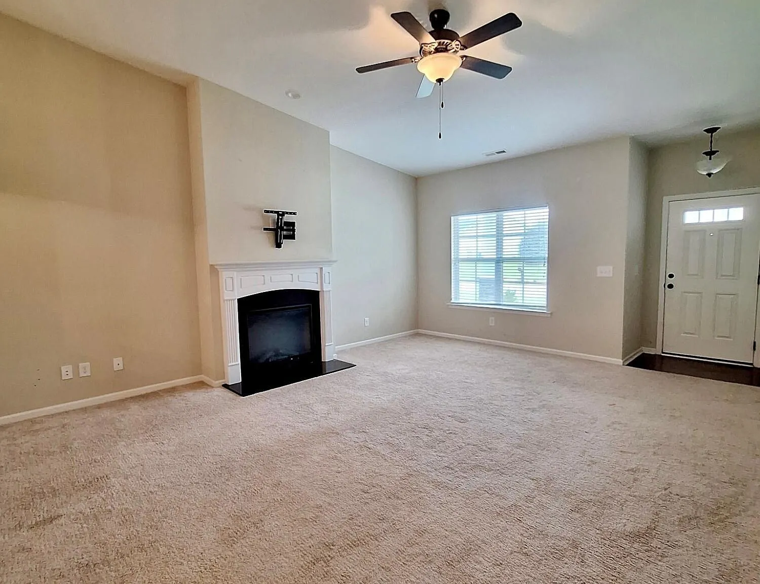 3 bed, 2.0 bath, $2,050 — Photo 3