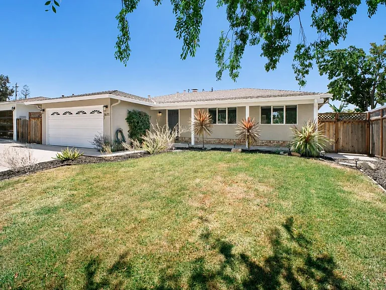 1671 Elwood Dr — Photo 1