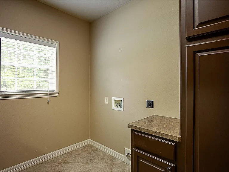 289 Broadmoor Dr — Photo 32