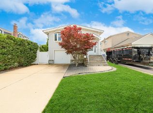 15 W Granada Ave, Lindenhurst, NY 11757