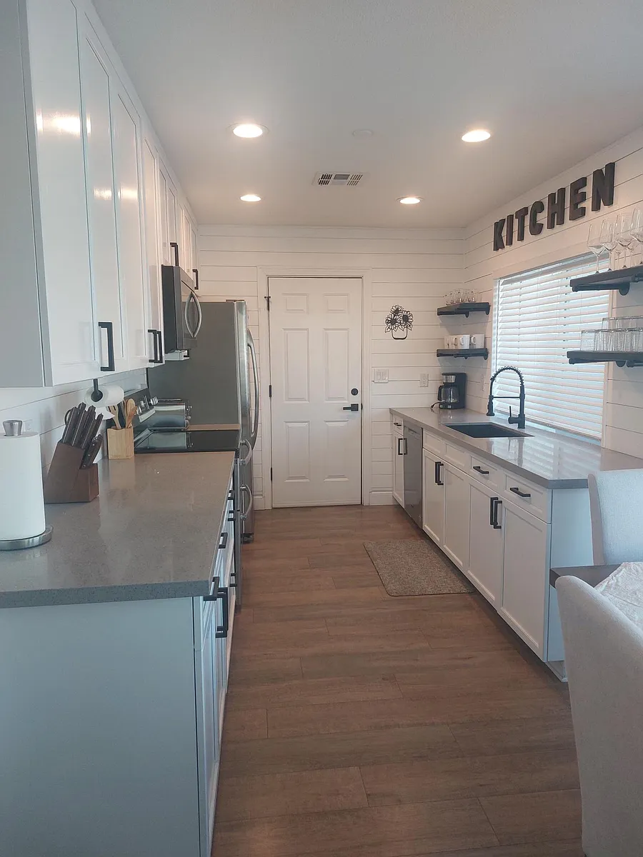 Beautiful upgraded kitchen with stainless steel appliances - 8879 E Friess Dr
