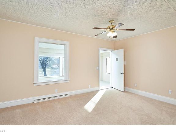3rd image of 149 1/2 E Archwood Ave