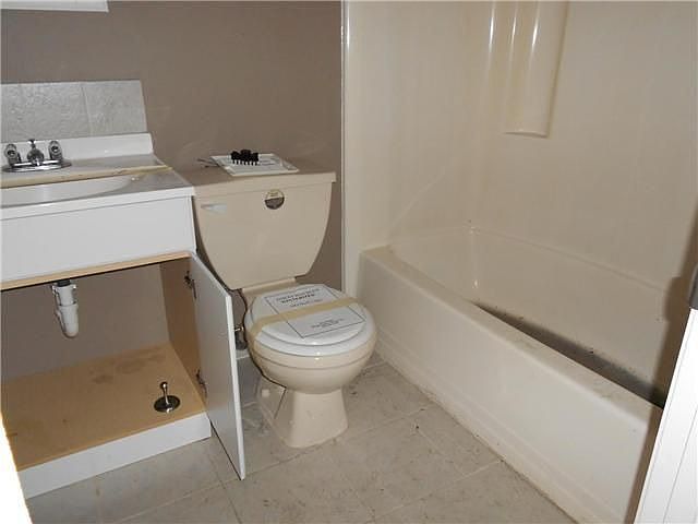 2nd image of 448 Strathaven Ct
