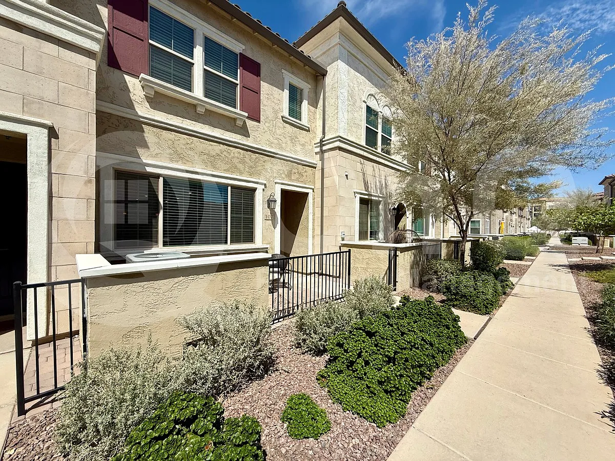3 bed, 3.0 bath, 1639 sqft, $2,100 — Photo 2