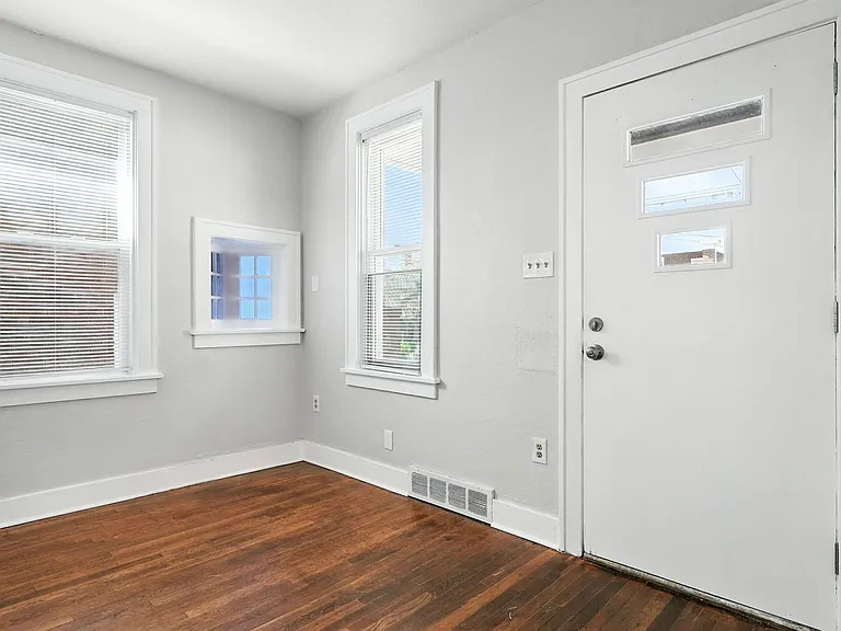 3229 Beacon Hill Ave — Photo 4