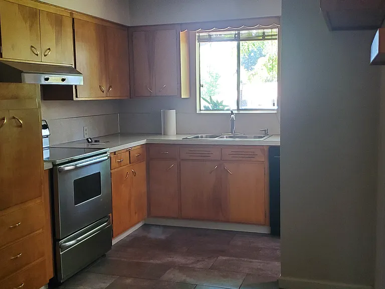 441 Eastwood Dr — Photo 3