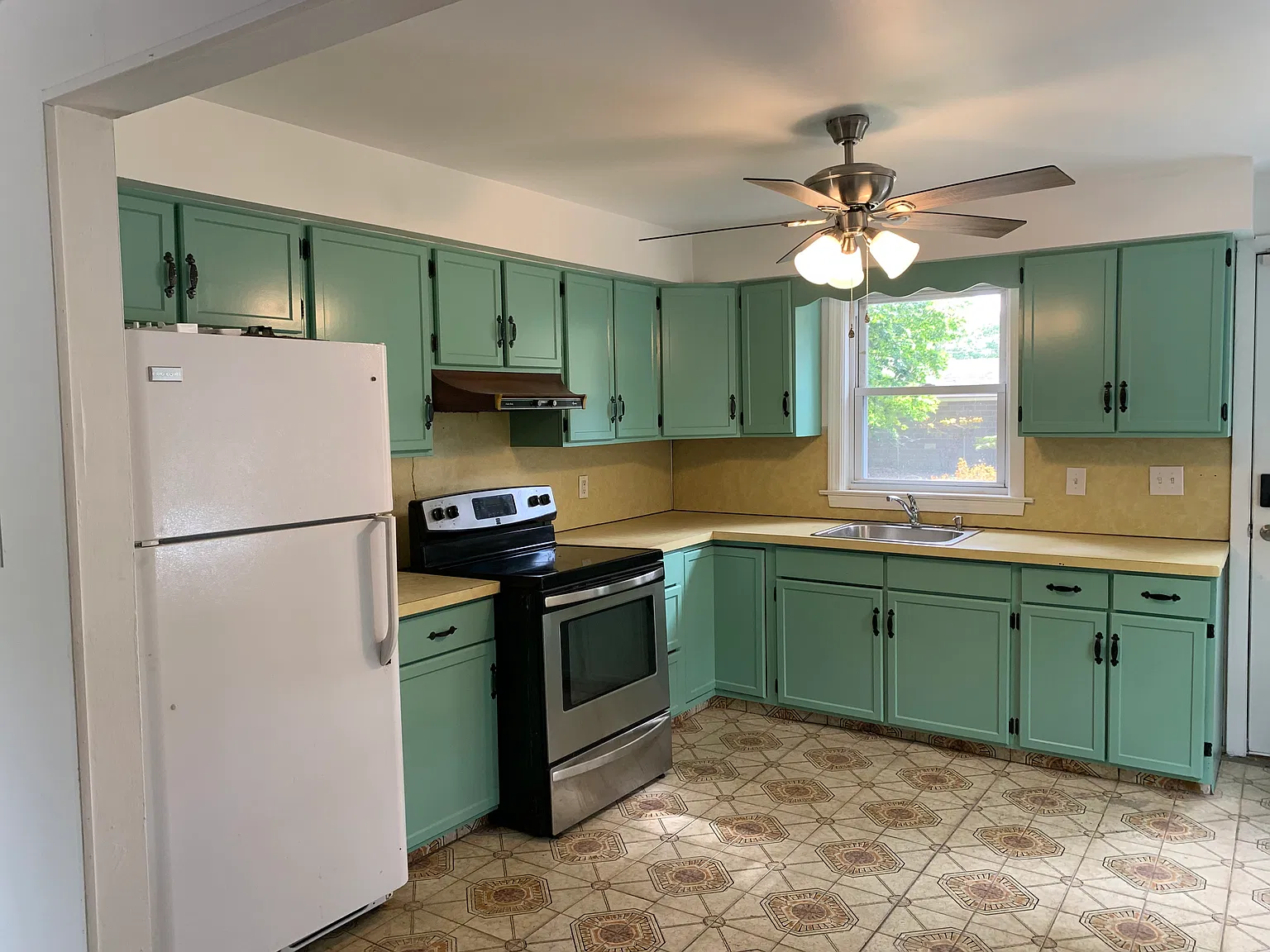 4 bed, 1275 sqft, $2,950 — Photo 3