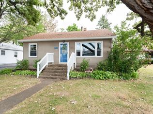 810 Lake Shore Dr, Wauconda, IL 60084