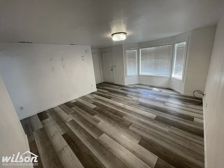 301 Olympic Ave — Photo 4