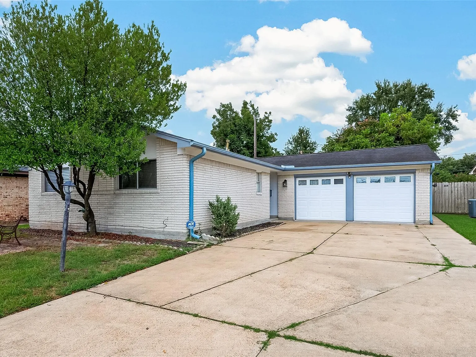 4 bed, 2.0 bath, 1582 sqft, $1,900 — Photo 1