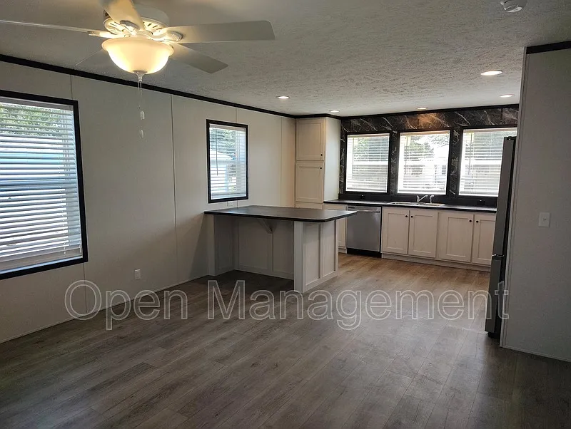 3 bed, 2.0 bath, 1120 sqft, $1,049 — Photo 4