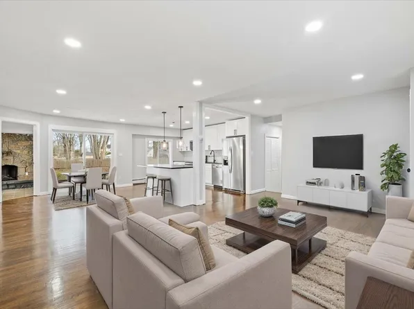 28 W Oakdale Street, Bay Shore, NY 11706