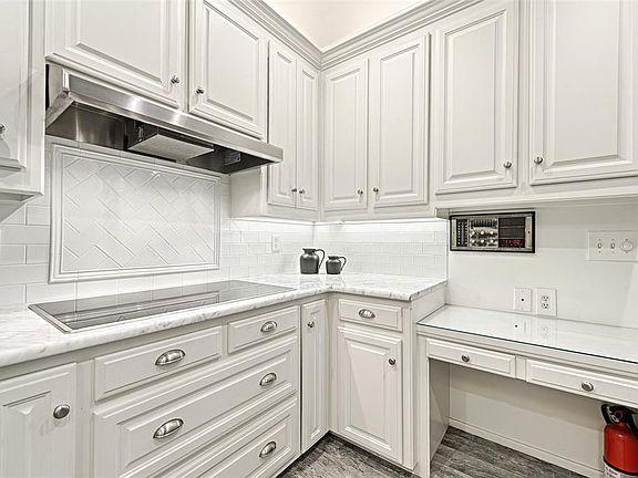 3rd image of 6917 Hillpark Dr