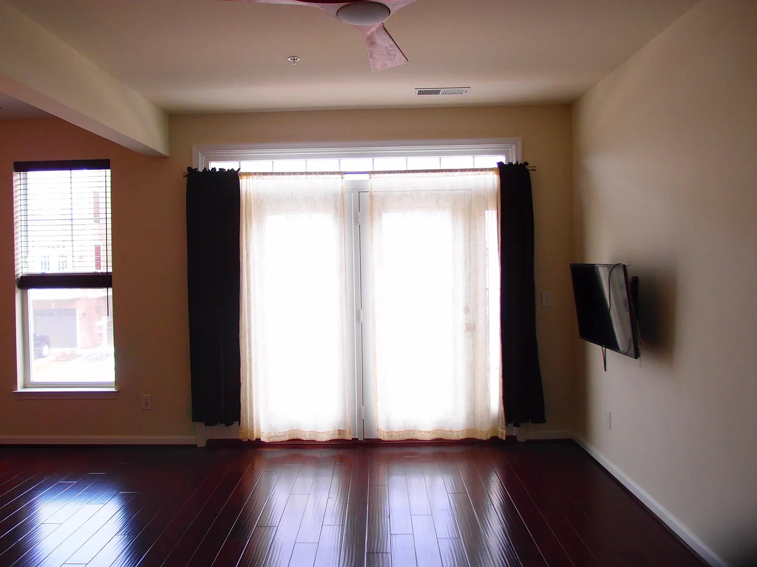 3 bed, 1827 sqft, $3,299 — Photo 4