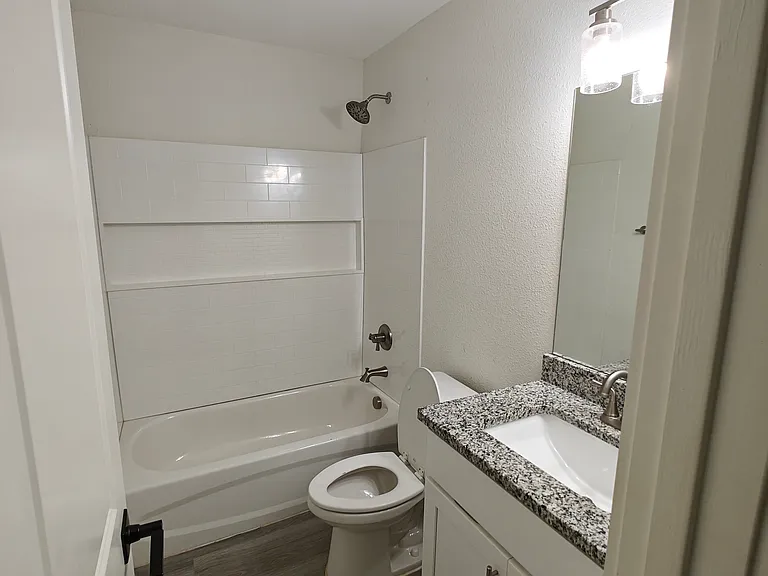 1321 Franklin Ave — Photo 6