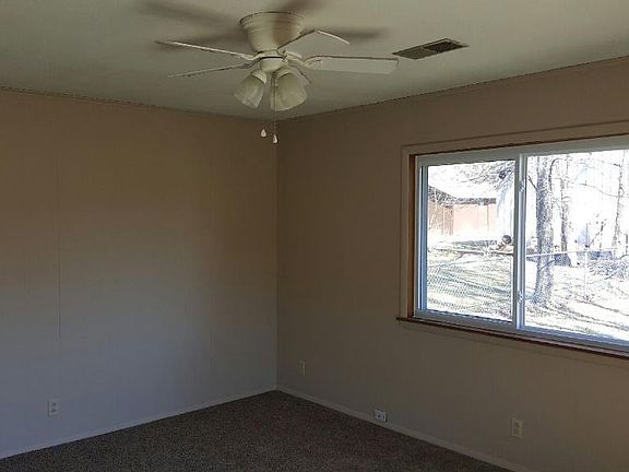 3rd image of 212 NE Rockwood Ave