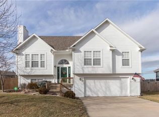 1012 E Cottage Creek Dr, Gardner, KS 66030