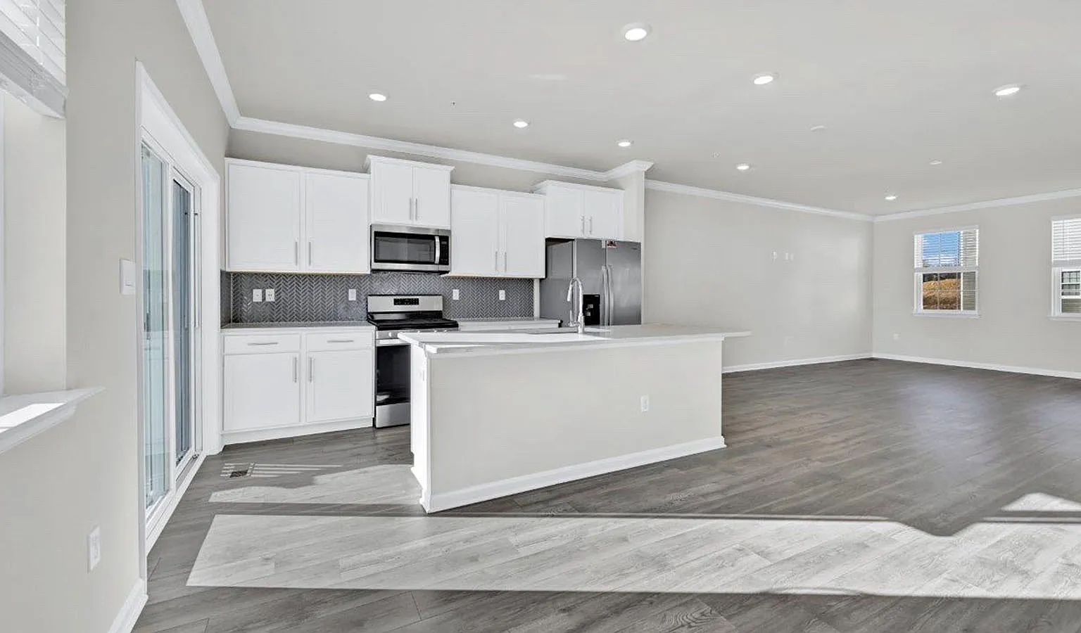 5 bed, 3.5 bath, 1969 sqft, $3,300 — Photo 3