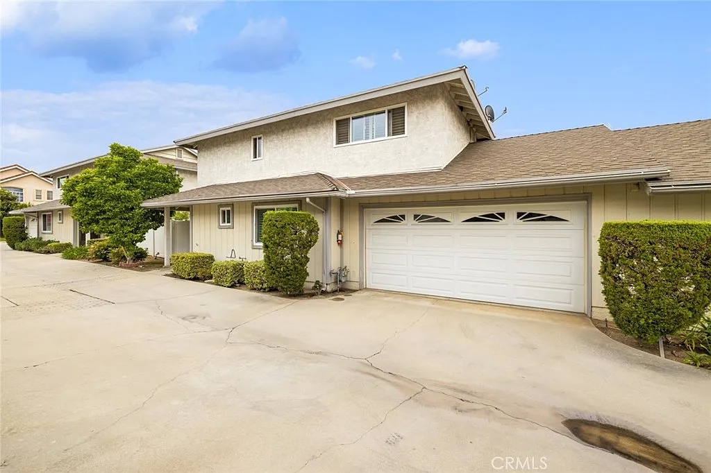3 bed, 2.5 bath, 1618 sqft, $3,650 — Photo 2