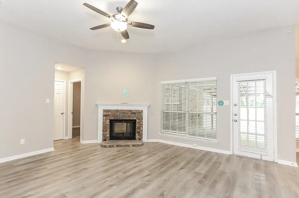 3 bed, 2.0 bath, 1919 sqft, $2,435 — Photo 3