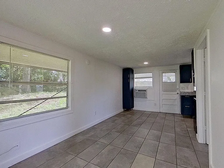1323 Woodruff Ave — Photo 9
