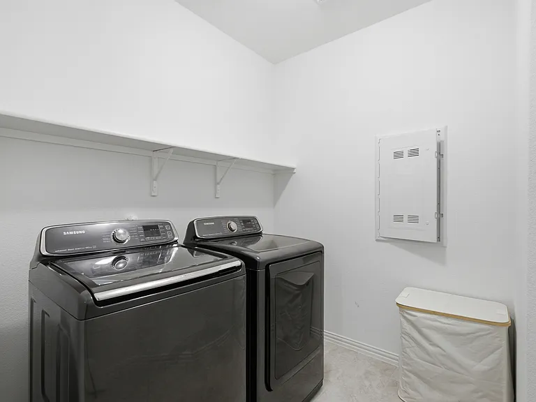 Washer/Dryer INCLUDED!!